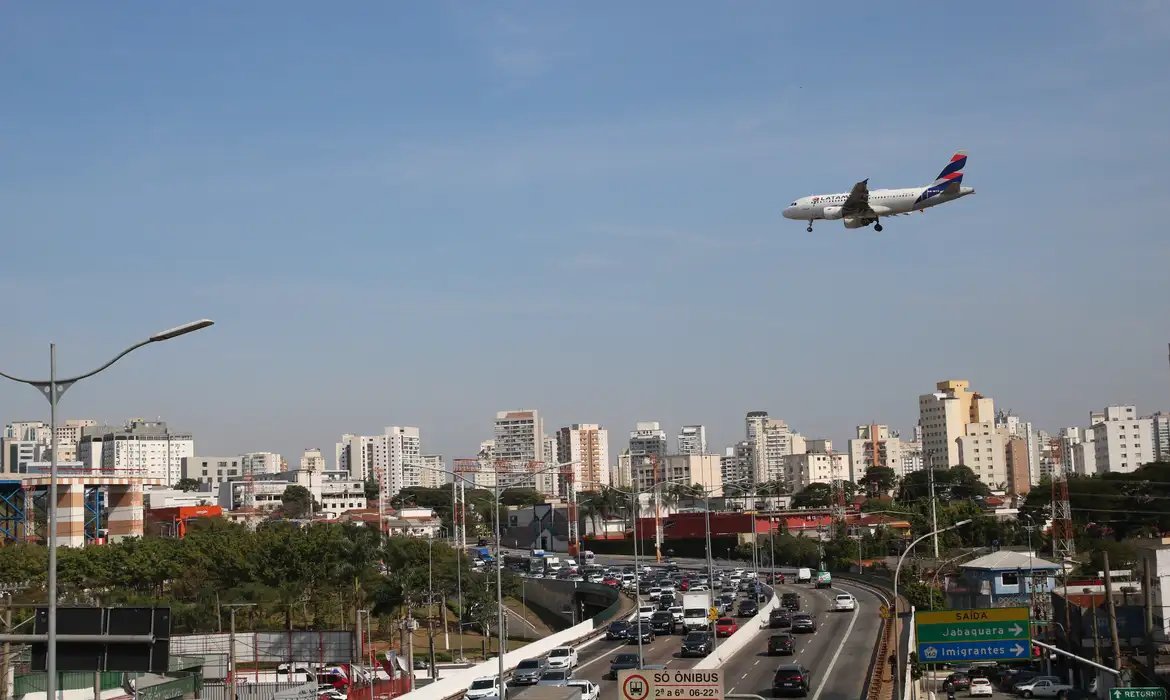 Empresas aéreas terão linha de crédito para enfrentar alta de custos