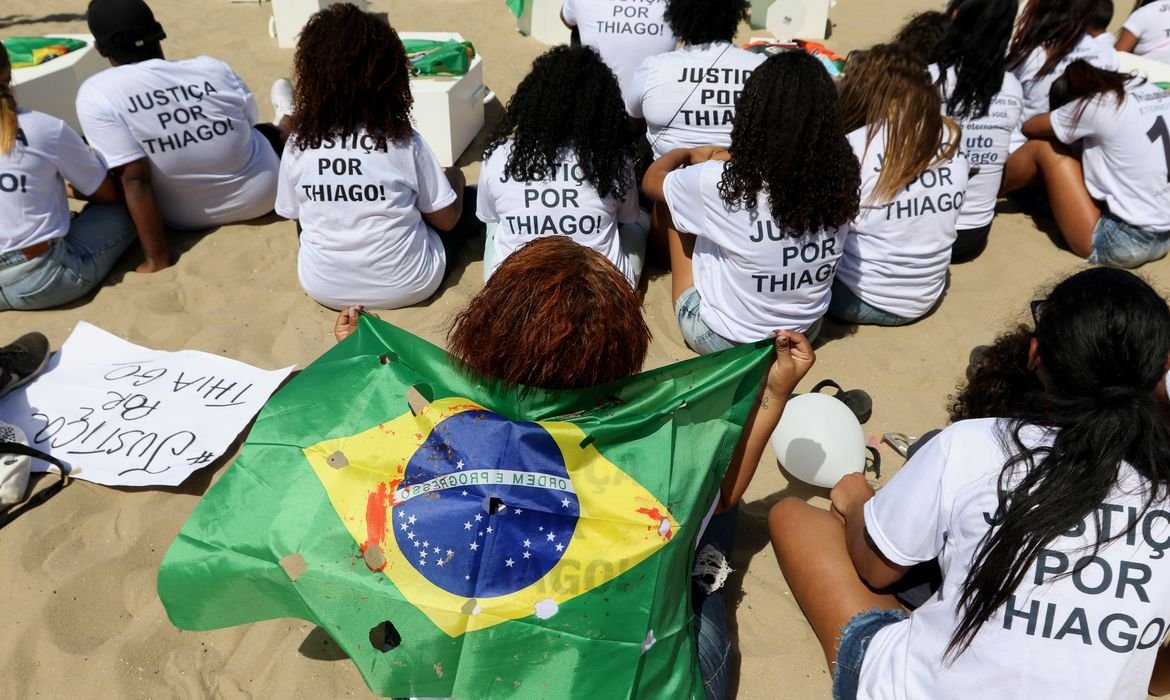 Ato no Rio pede justiça pela morte de Thiago Menezes Flausino
