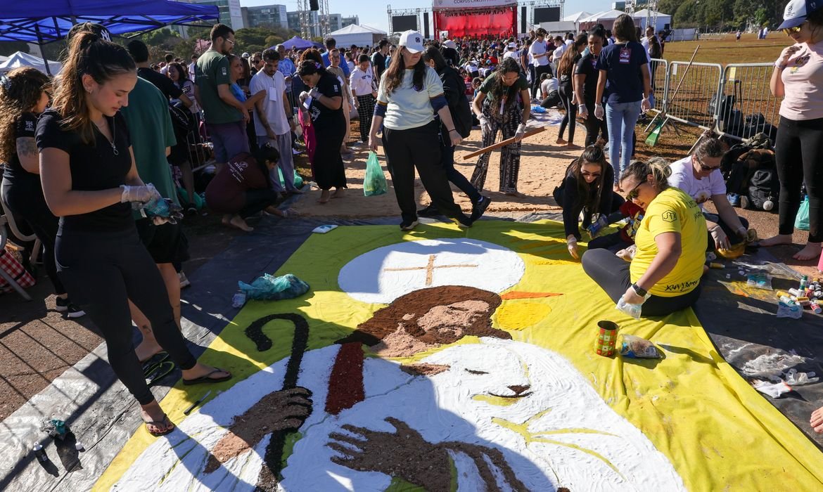 Jovens no DF se unem por tapetes de Corpus Christi e “jejum” de telas