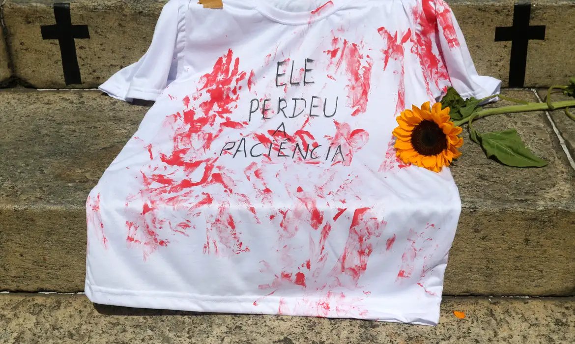 Mulheres vão às ruas em todo país para protestar contra o feminicídio