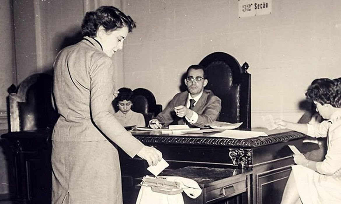 Conquista do voto feminino no Brasil resistiu à misoginia histórica