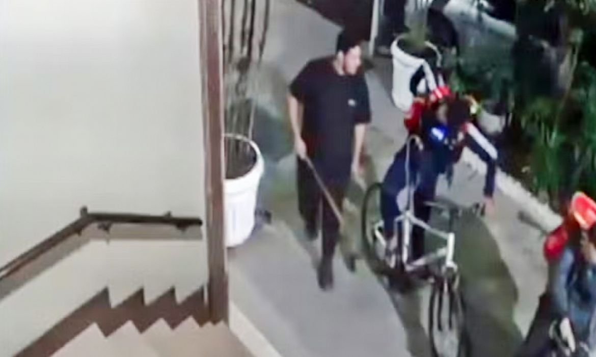 Seguranças de rua são presos por agredir ciclista até a morte no Rio