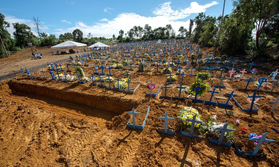 Negacionismo fez brasileiros \"perderem\" 3,4 anos de vida na pandemia