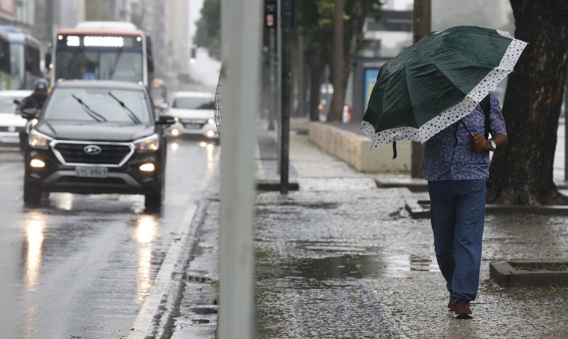 Ciclone que provocou chuvas no estado de  SP vai persistir até segunda