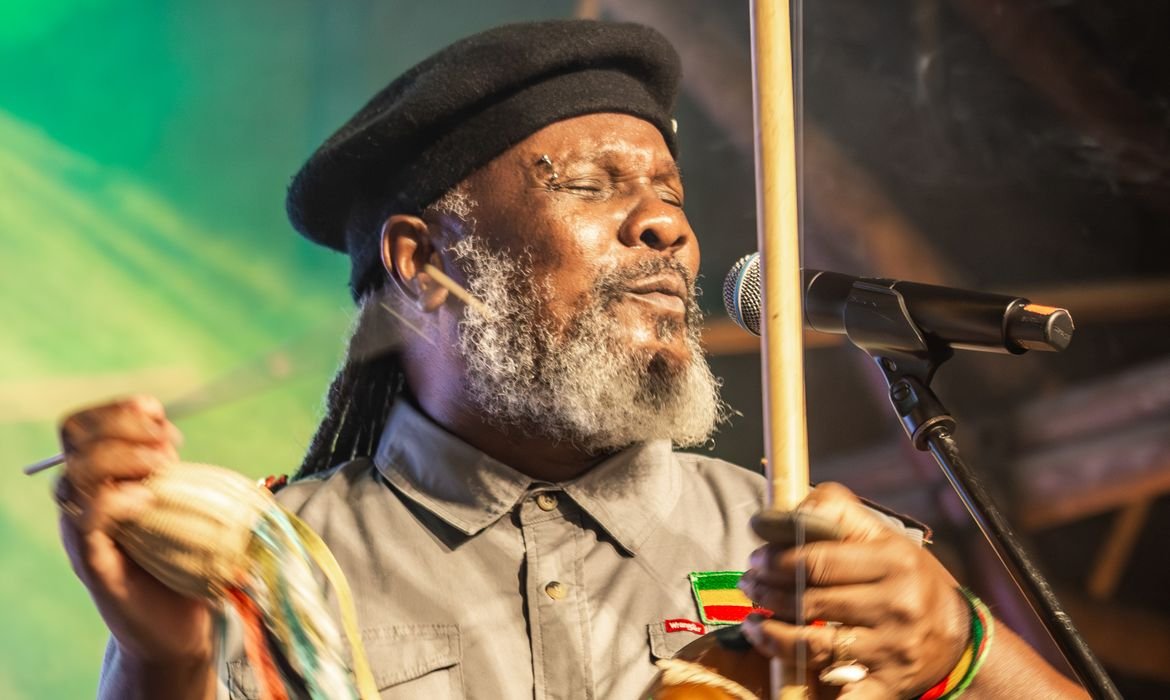 Mestre Negoativo leva história negra de Minas Gerais para os palcos