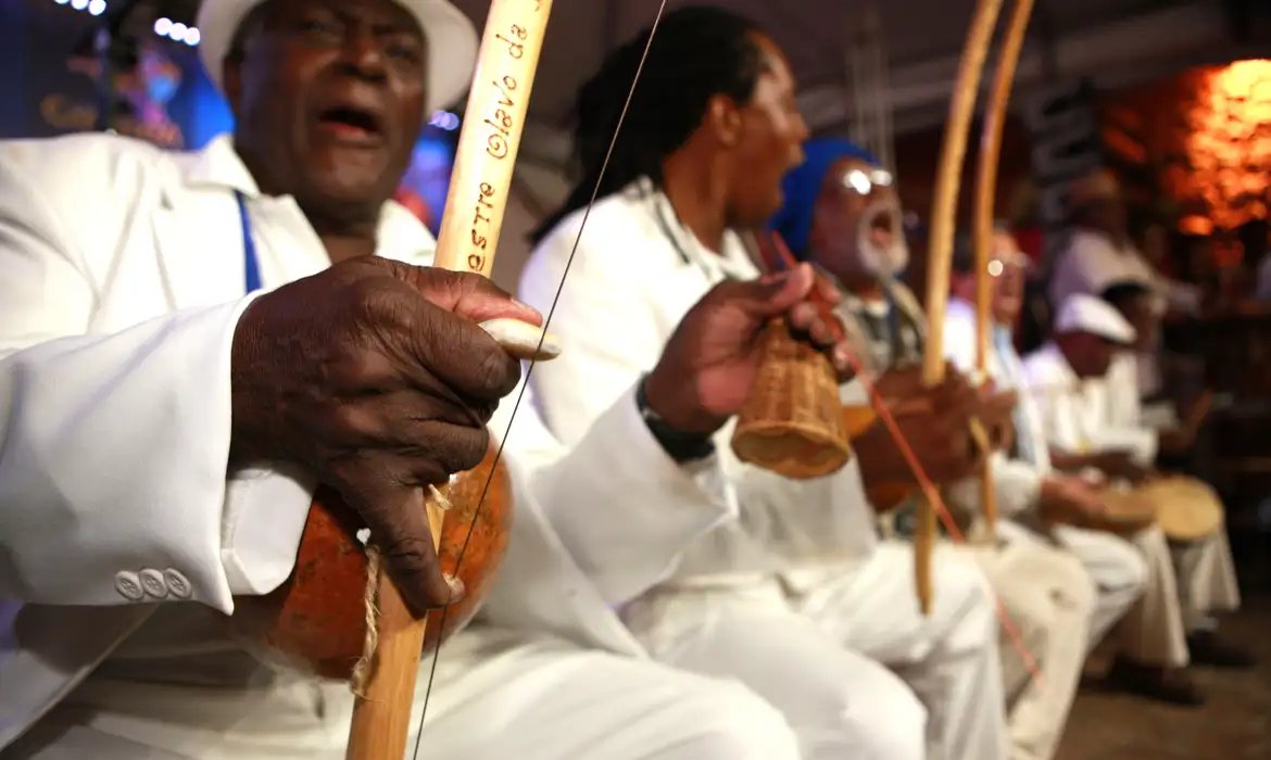 Bloco de carnaval mostra as conexões entre samba e capoeira