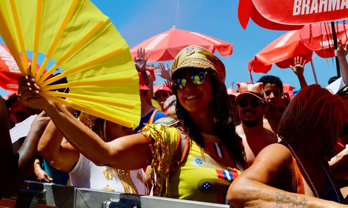 De samba a Beatles, 46 blocos agitam o Carnaval no Rio nesta segunda