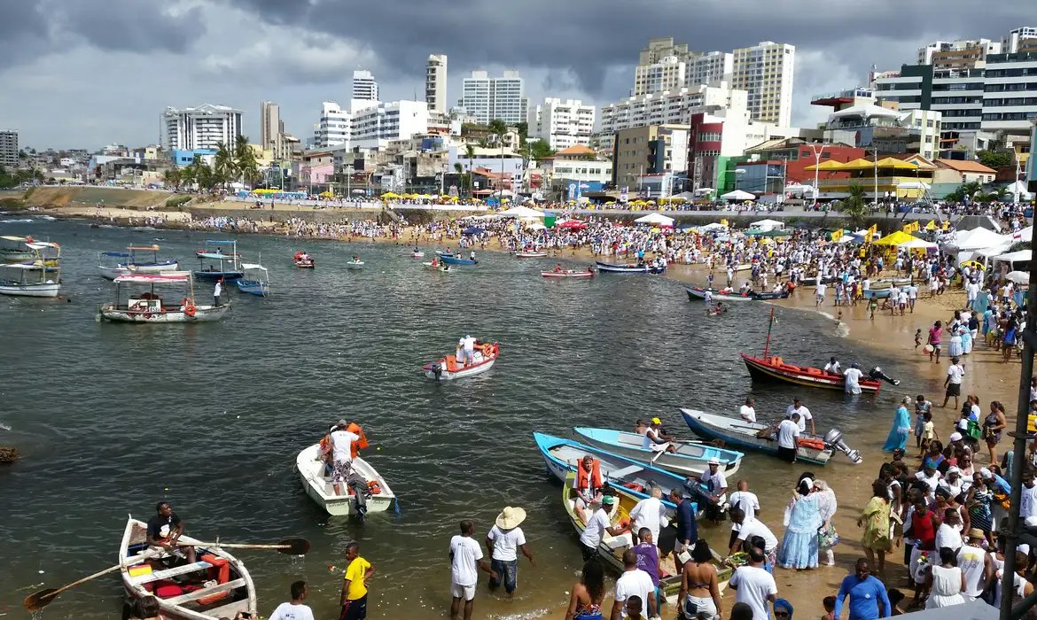 Festa de Iemanjá leva milhares de pessoas ao Rio Vermelho, em Salvador