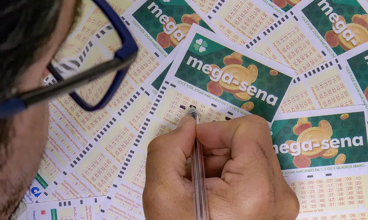 Mega-Sena acumula e prêmio principal vai para R$ 38  milhões