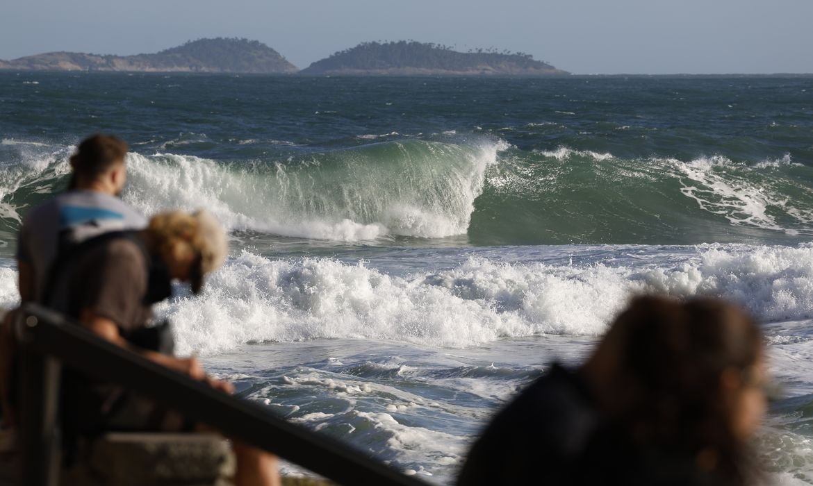 Rio terá dia de chuva, com temperatura em declínio e mar de ressaca