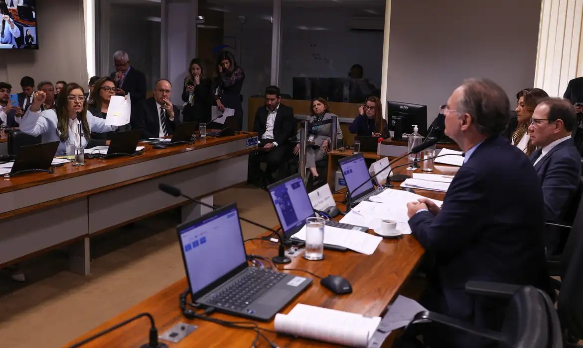 Senadores criticam falta de dados sobre socorro bilionário ao BRB