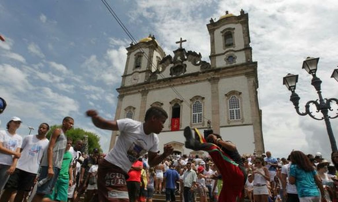 Devotos participam de celebração na Igreja do Bonfim, em Salvador