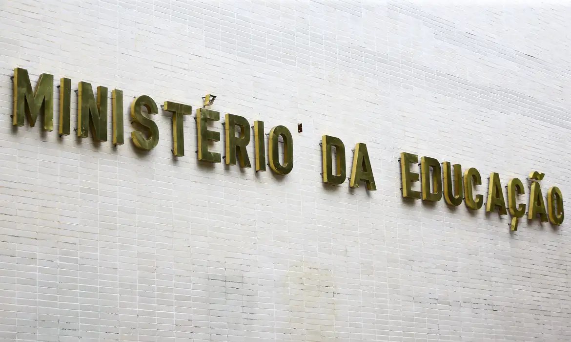 Metade dos professores formados em EAD tem desempenho insuficiente