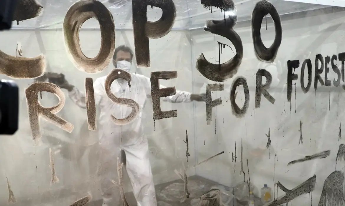 \"Cinzas da Amazônia\" são usadas em performance de arte na COP30