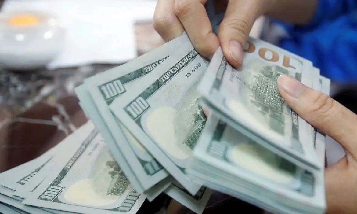 Dólar cai para R$ 5,22, e bolsa sobe 1,6% com alívio no Oriente Médio