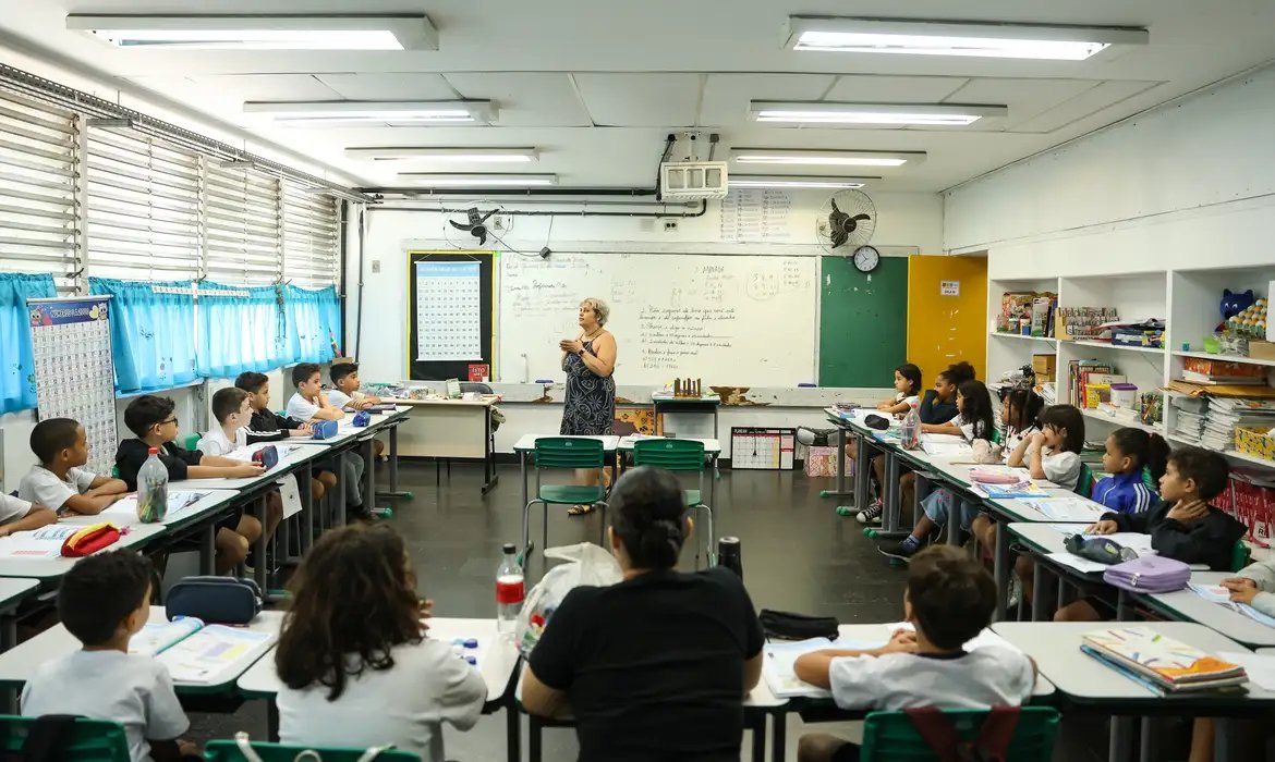 Professor pode pedir Carteira Nacional Docente a partir desta quinta