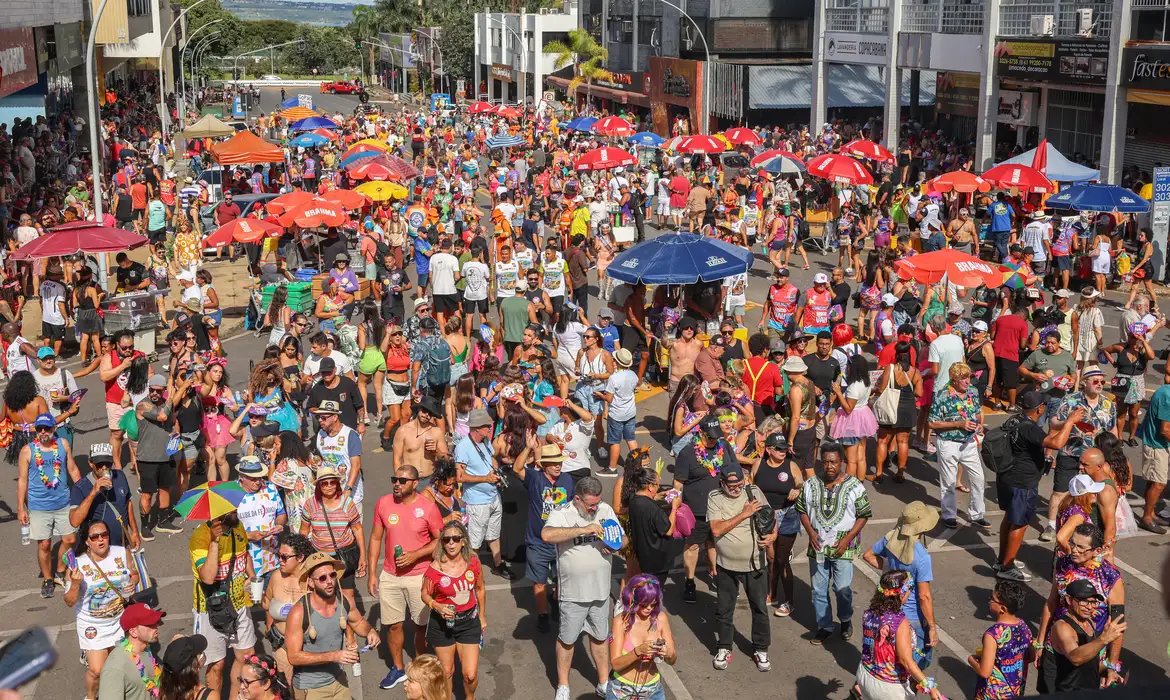 Com quase 50 anos, Pacotão leva multidão à área central de Brasília