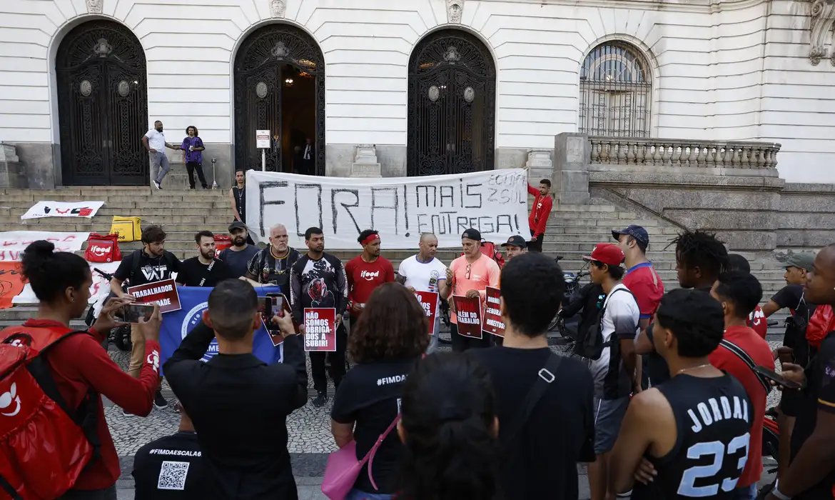 Entregadores protestam contra modalidade nova de trabalho do iFood