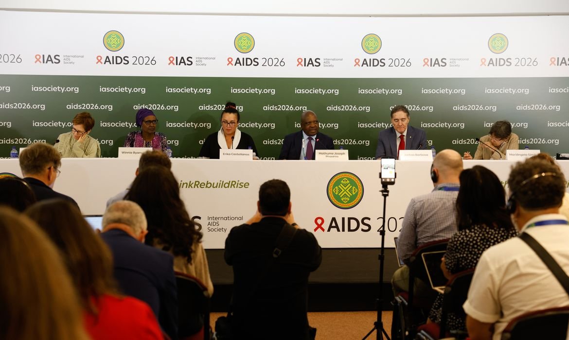 Infecções e mortes por HIV caem, mas falta de recursos ameaça avanços