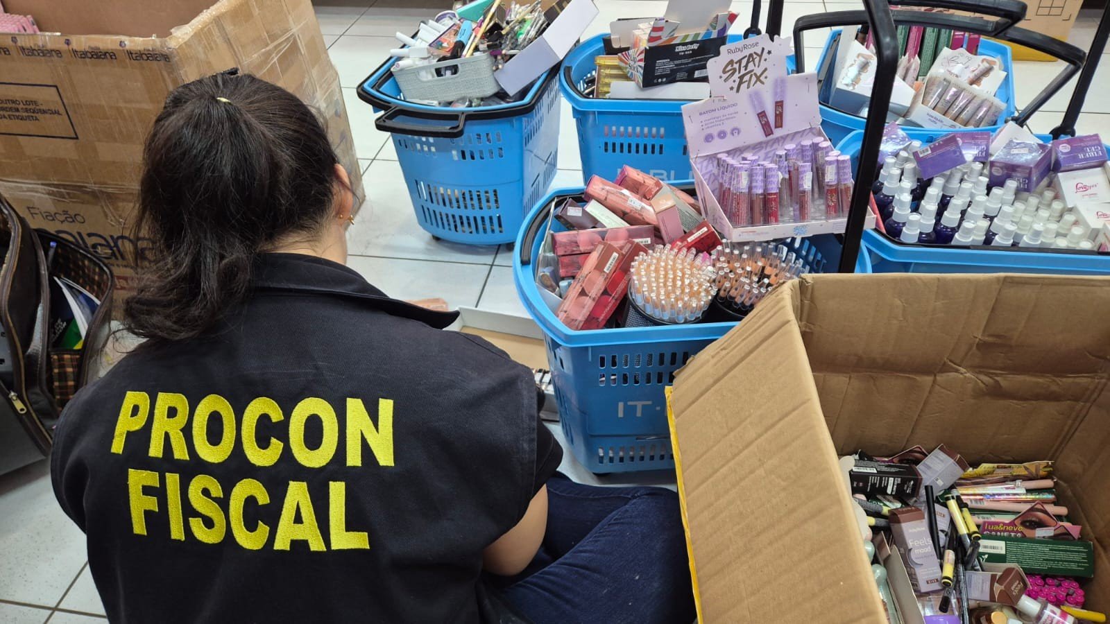 Mais de R$ 50 mil em cosméticos vencidos são apreendidos em loja de beleza em MT