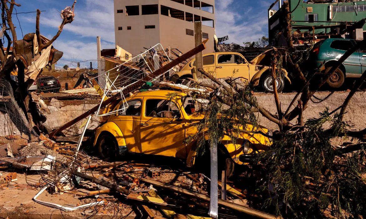 Grupo vai acompanhar ações em áreas atingidas por tornado no Paraná