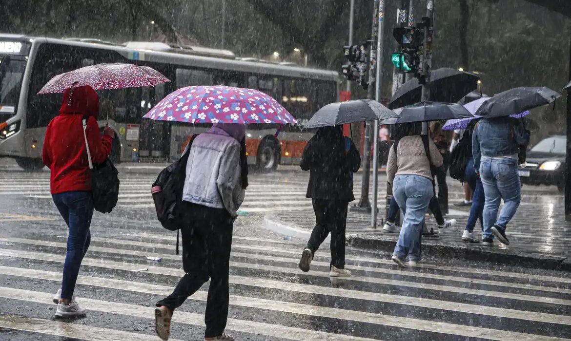 Norte e Sudeste devem começar semana com chuva forte, prevê Inmet