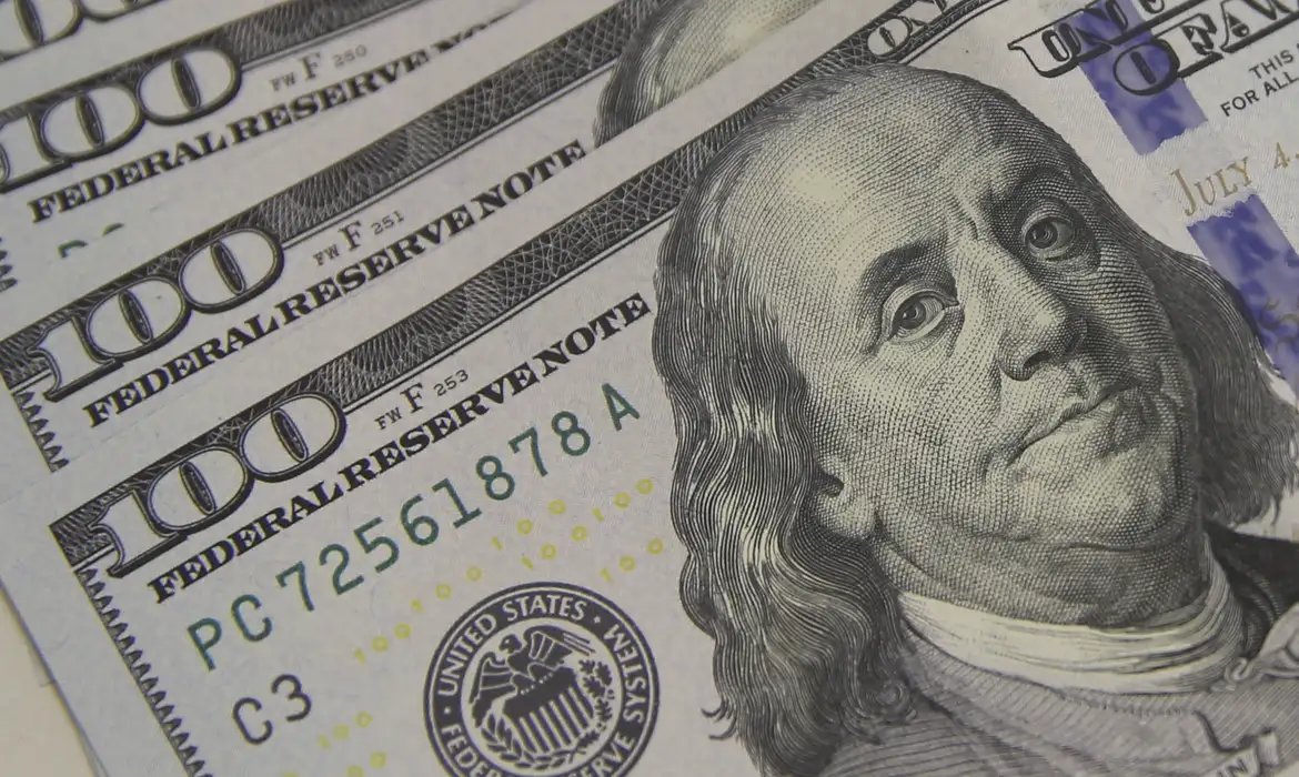 Dólar sobe a R$ 5,06, e bolsa cai com tensão global e ruído político