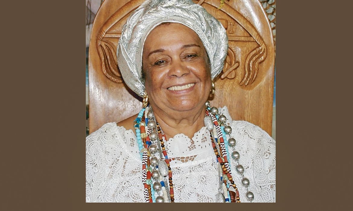 Mãe Carmen recebe reverências como \"guerreira\" da mudança e acolhedora