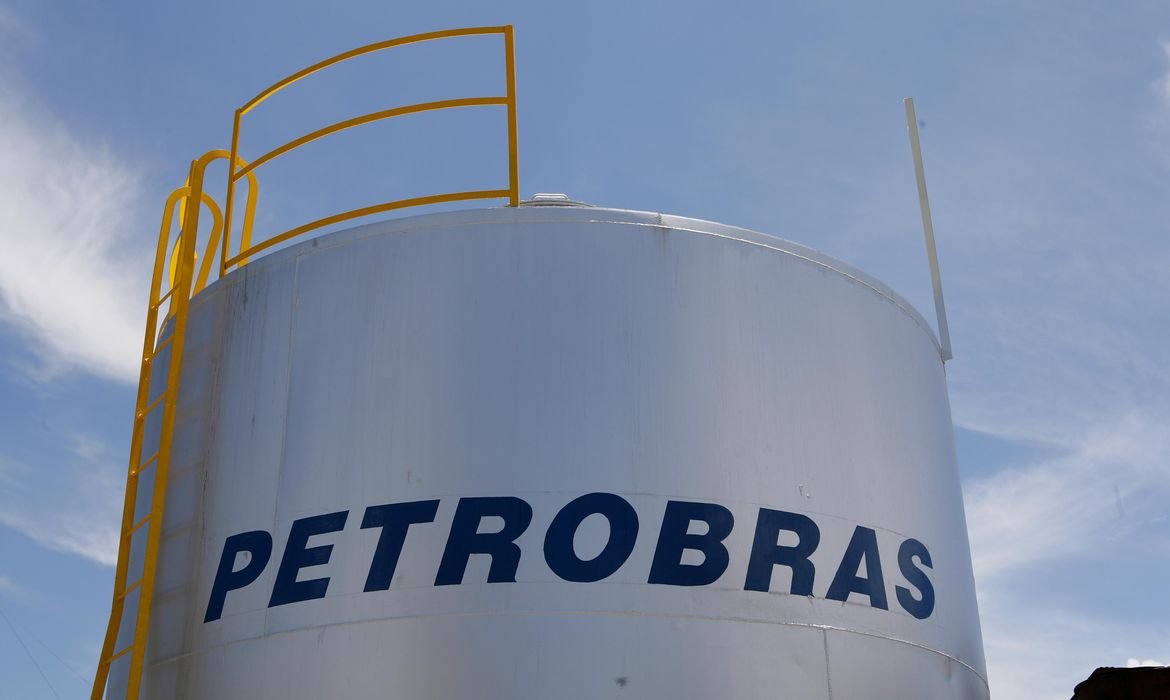 Distribuidoras pedem mais importação de diesel pela Petrobras