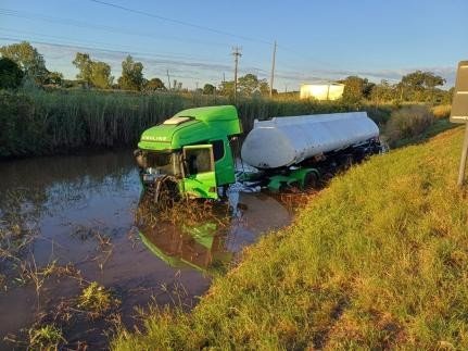 Motorista morre ao ser arremessado para fora de caminhão em acidente na BR-364 em MT