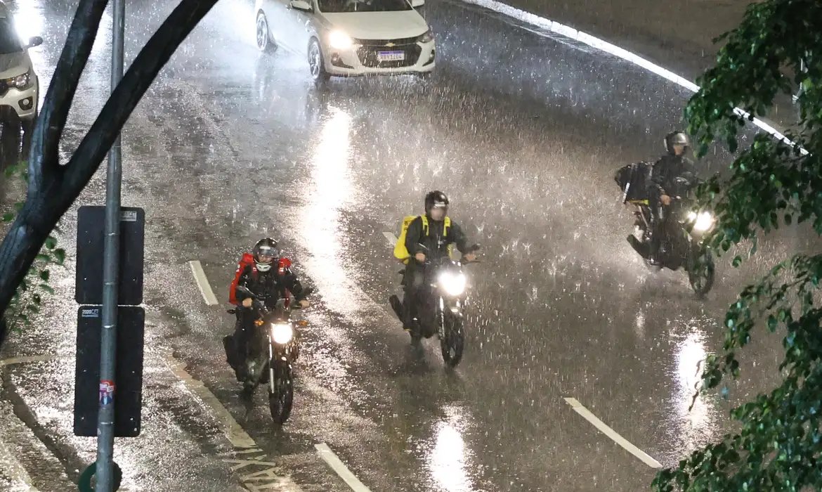 Inmet emite alertas de chuvas intensas, com grau de perigo elevado