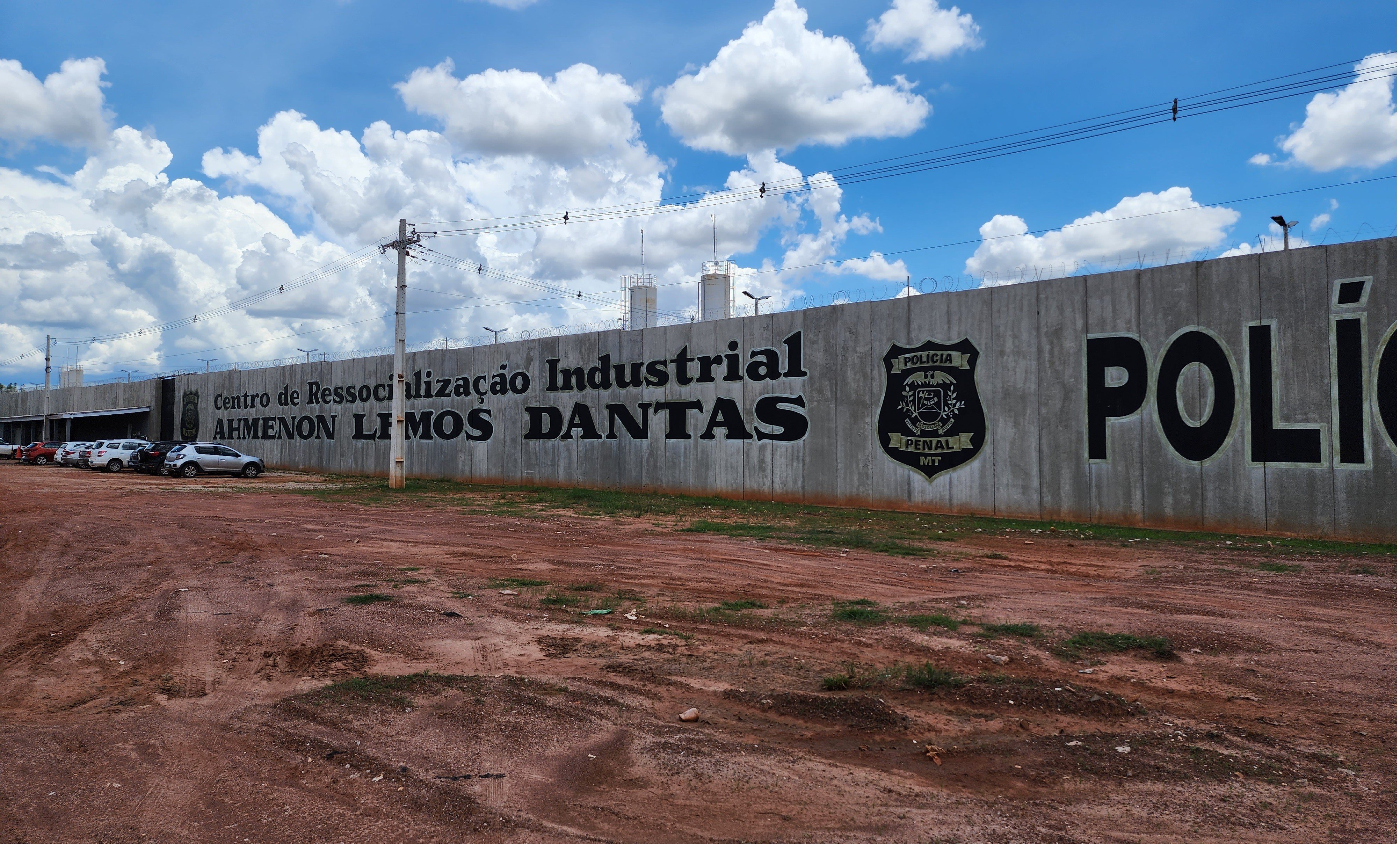 Policial penal é presa ao tentar entrar com drogas em presídio de MT
