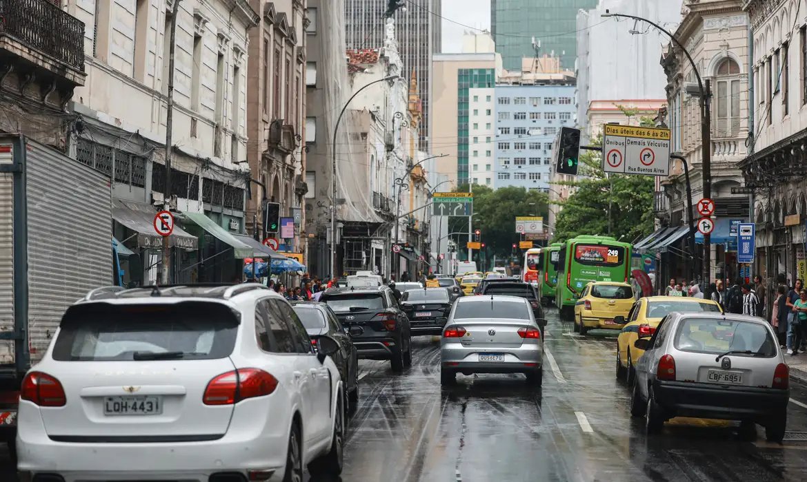 Rio: maioria dos carros roubados está em áreas controladas pelo crime