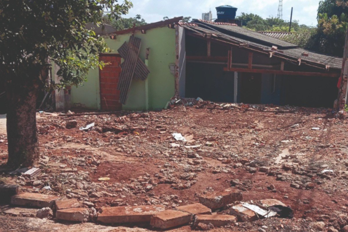 Família desabrigada após obra da prefeitura e forte chuva tenta ganhar moradia na Justiça de MT