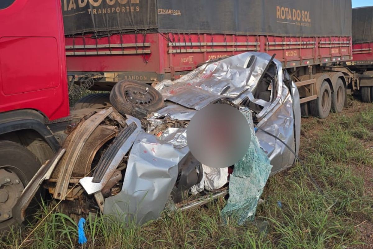 Passageiro morre e motorista fica em estado grave após acidente entre carro e carreta na MT-010