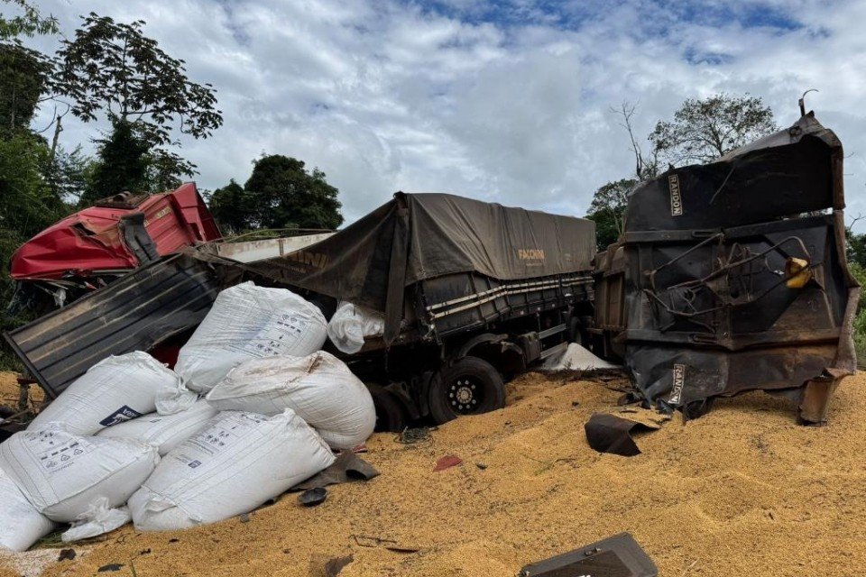 Motorista morre em batida entre duas carretas após ficar preso às ferragens em MT