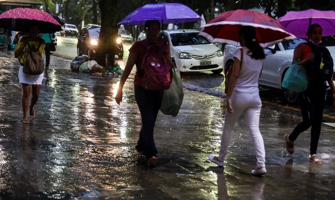 Fortes chuvas deixam Belém em estado de emergência 