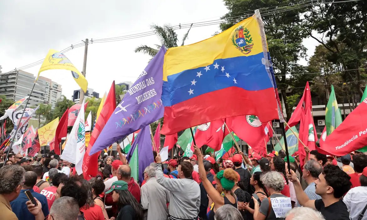 Protesto em SP pede soltura de Maduro e autonomia da Venezuela