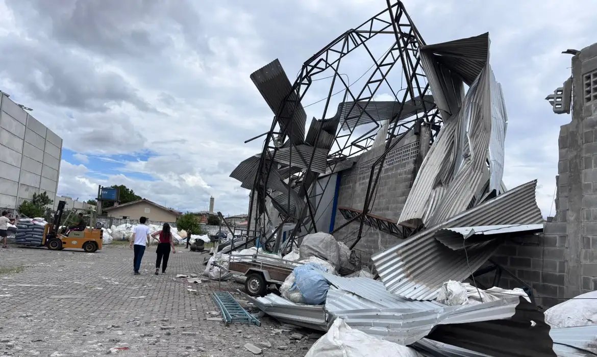Tornado danificou 350 casas em São José dos Pinhais
