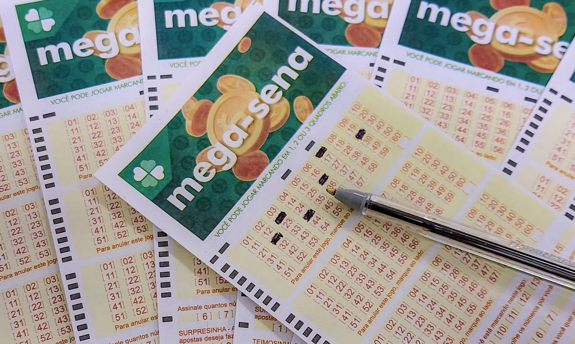 Mega-Sena acumula para R$ 135 milhões; confira as dezenas sorteadas