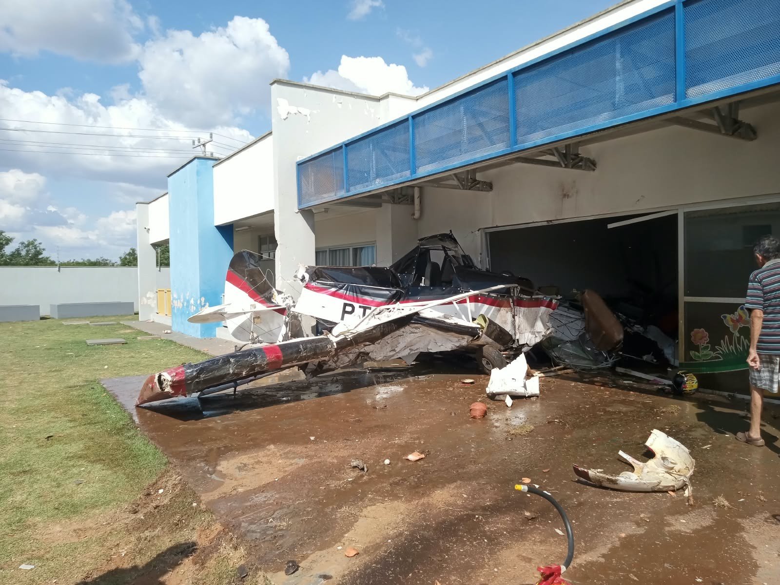 VÍDEO: avião agrícola cai em creche com mais de 150 crianças em MT