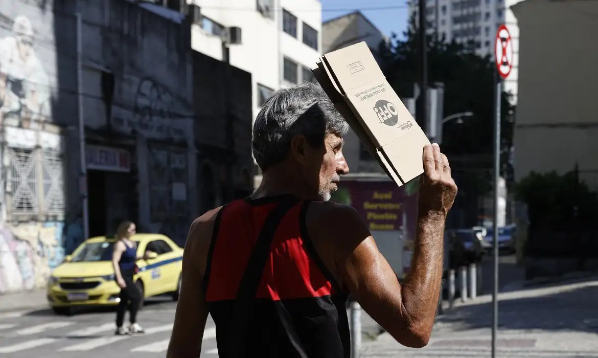 Defensorias acionam Justiça por medidas para enfrentar calor no Rio