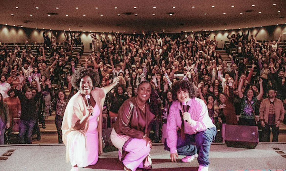 É possível fazer rir e incomodar, diz atriz do projeto Humor Negro