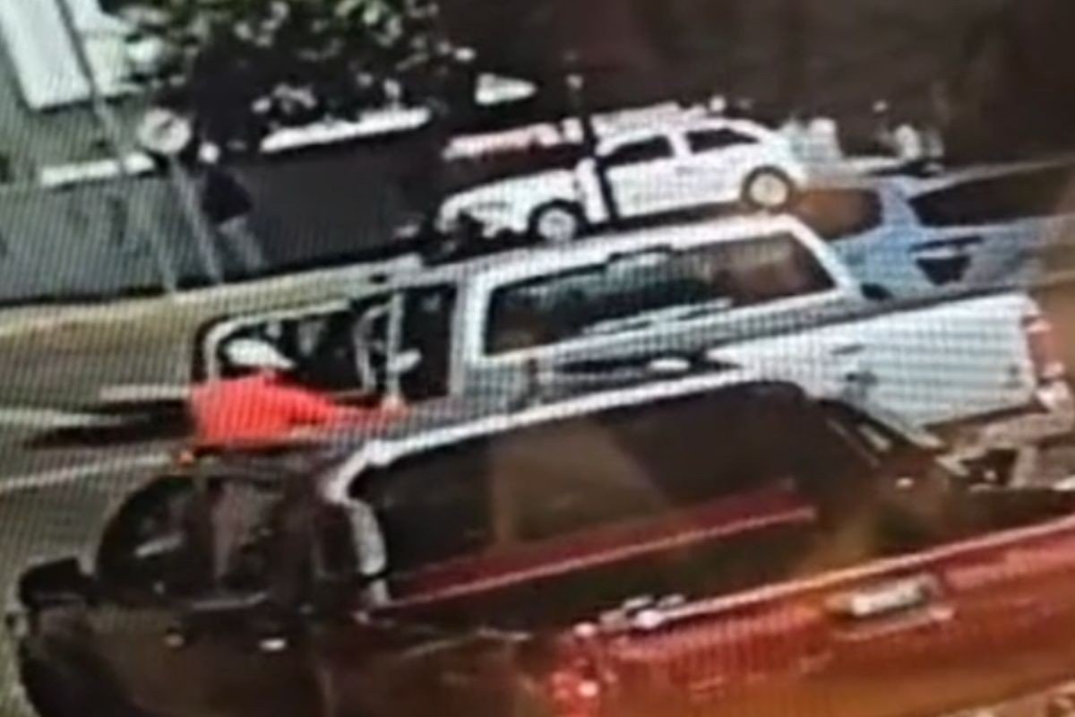 Vídeo mostra assaltantes sequestrando motorista de caminhonete parada em semáforo de MT