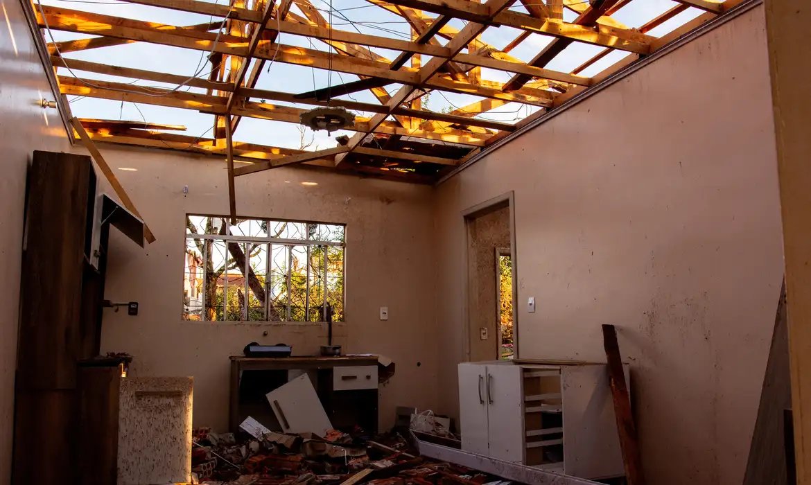 Após tornado, Rio Bonito do Iguaçu começa trabalhos de reconstrução