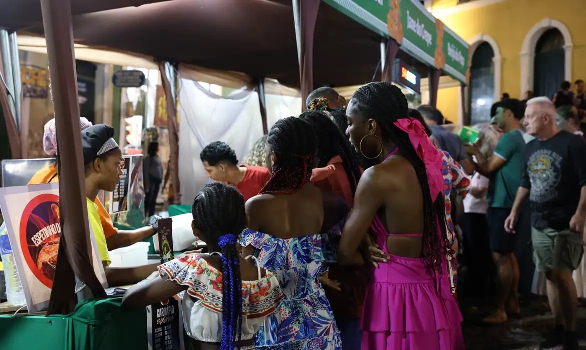 Flipelô começa em Salvador com música, poesia e grande participação
