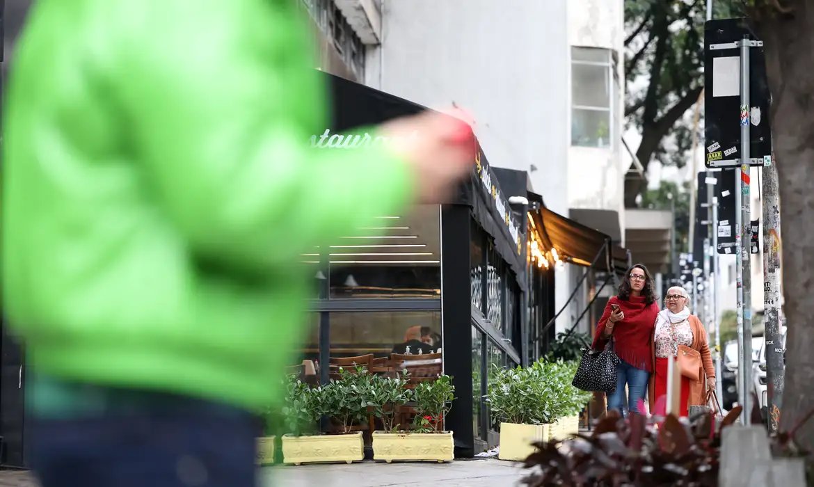 Frente fria leva chuva e ventania à capital paulista e áreas do estado