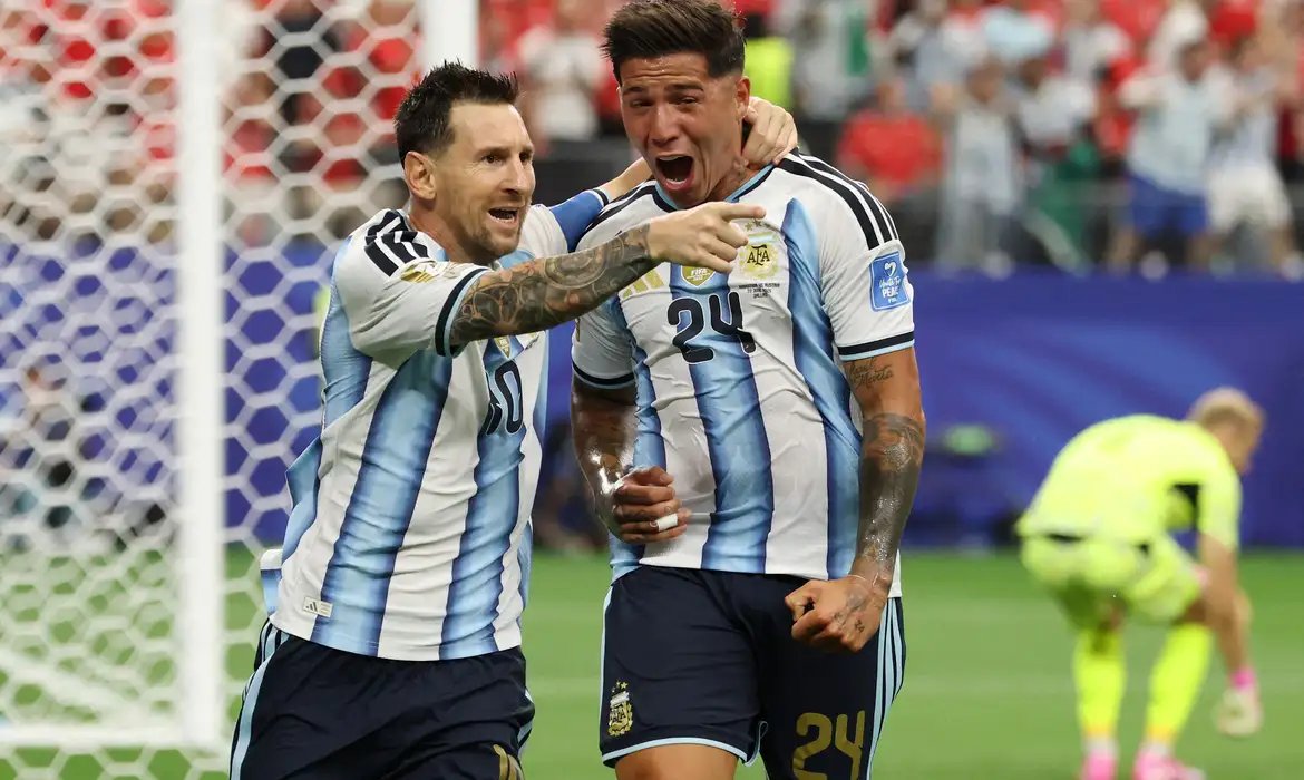 Messi se isola na artilharia das Copas e Argentina vai ao mata-mata