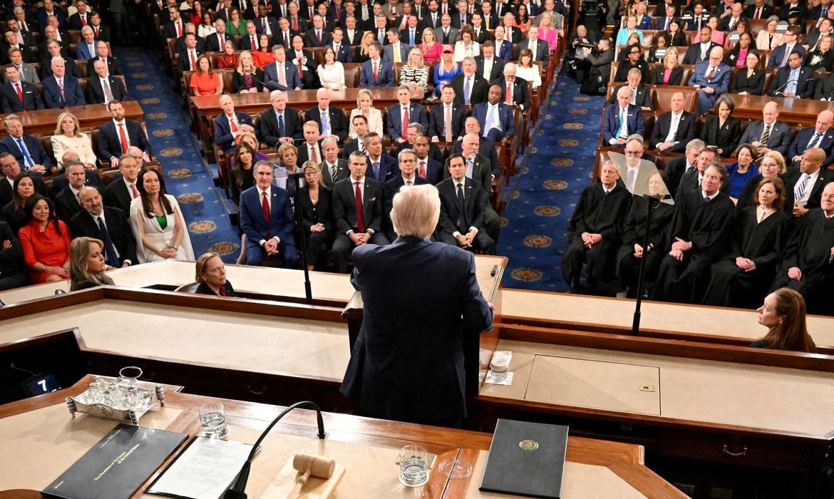 Trump proclama \"era de ouro\" em discurso sobre estado da União