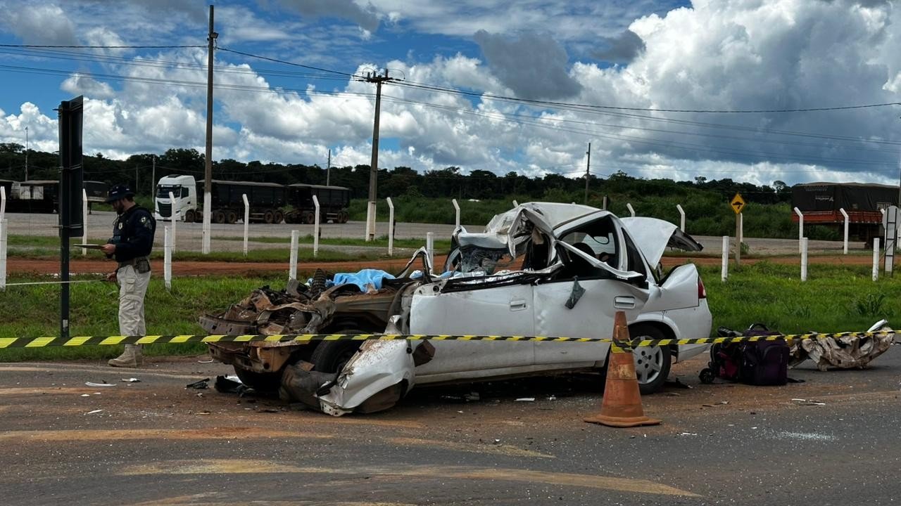Duas pessoas morrem e outras duas ficam feridas após batida entre carro e carreta na BR-163 em Nova Mutum (MT)